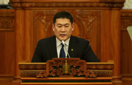 Л.ОЮУН-ЭРДЭНЭ: УИХ-ын гишүүд та бүхэн дэмжиж, төсвийг нь шийдэж өгвөл Засгийн газрыг Хөшигийн хөндий рүү нүүлгэнэ