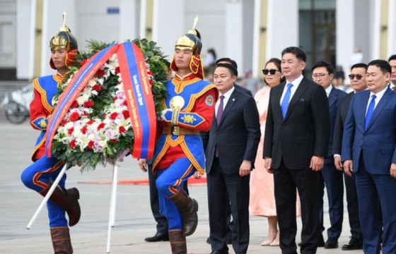 Жанжин Д.Сүхбаатарын хөшөөнд цэцэг өргөж, Их эзэн Чингис хааны хөшөөнд хүндэтгэл илэрхийллээ