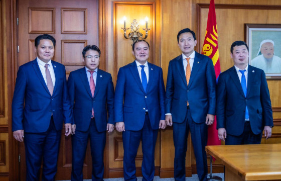 ЗГХЭГ-ын дарга Н.Учрал сайд нарт тамгыг нь гардуулан өглөө