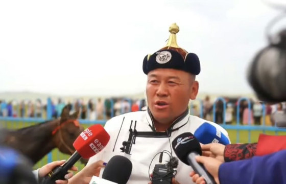 ТҮРҮҮЛСЭН ДААГАНЫ УЯАЧ:  Төрийн наадмын 100 жилийн ойд унаган тамгатай даагаа зургаагаар хурдлуулсан бол өнөөдөр эцэг нэгтэй хээр даагаа түрүүлгэлээ