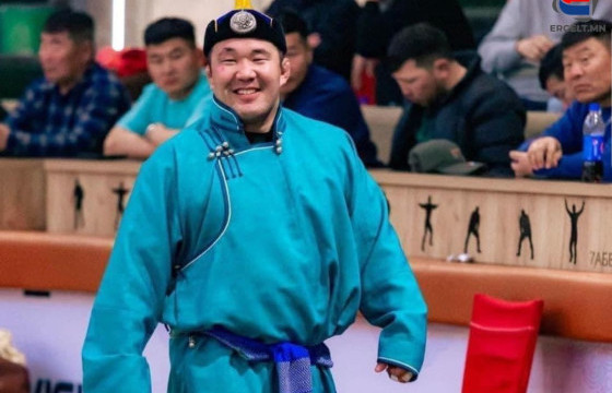  Улсын начин Д.Хүдэрбулга  улсын аварга О.Хангайг өвдөг шороодуулж, Монгол Улсын заан цолны болзол хангалаа