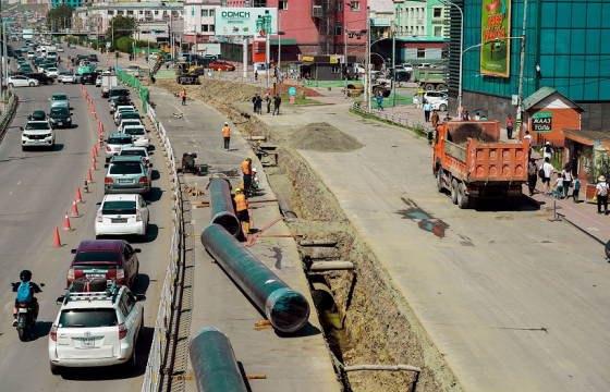 100 айлын уулзвараас Сэлбийн гүүр хүртэл цэвэр усны шугамын угсралт хийж байна