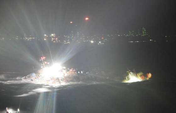 Манилагийн буланд их хэмжээний газрын тос тээвэрлэж явсан ачааны онгоц далайн шуурганд цохиулж живжээ