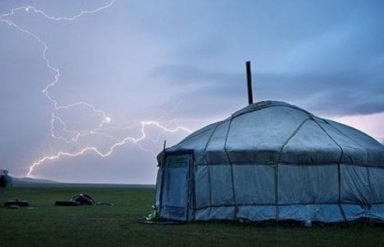 Хөвсгөл аймагт нэгэн айлын гэр дээр аянга бууж, ээж нь нас барж, хүү нь бэртжээ 