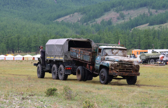 Хөвсгөл нуурт живсэн Зил-130 ачааны автомашиныг татан гаргалаа