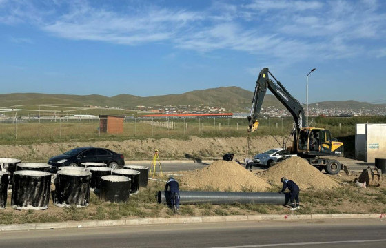 Тахилтын нүхэн гарцад ус зайлуулах шугам хоолой угсарч эхэллээ