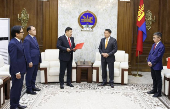 Засгийн газрын 2024-2028 оны үйл ажиллагааны хөтөлбөрийн төслийг УИХ-д өргөн мэдүүлэв