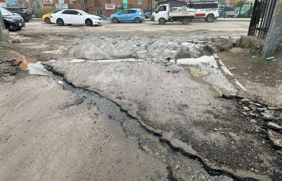 Эрдэнэтолгой орчимд ус зайлуулах 220 метр шугам угсарч эхэллээ