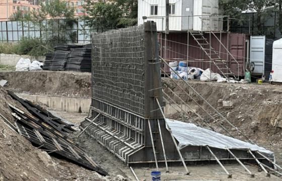 Сэлбэ голын үерийн хамгаалалтын далангийн зүүн талын босоо түшиц ханыг бетоноор цутгаж байна