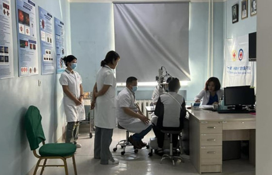 Нүдний болор солих хагалгаанд орох ахмадууд үзлэгт хамрагдаж байна