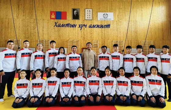 Г.Дашням өсвөр үеийн ДАШТ-д барилдах хүүхдүүдэд бэлтгэлийн  хувцас бэлэглэв