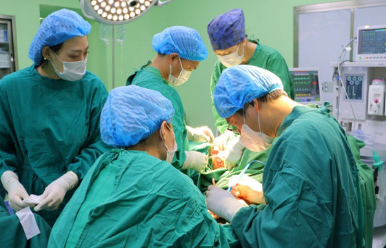 БНСУ-ын “Ханганг Сүү” эмнэлгийн эмч нар түлэгдэлтийн сорвитой хүүхдүүдэд үзлэг, мэс засал хийлээ