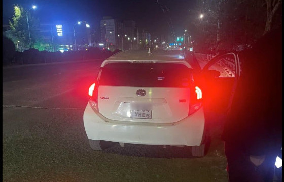 Ёс зүйгүй үйлдэл гаргаж, иргэдийг хохироосон таксины жолоочийг цагдаагаас шалгаж байна