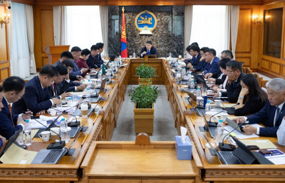 ЗАСГИЙН ГАЗРЫН ХУРАЛДААНААР ГАЗРЫН ТОСНЫ БОЛОВСРУУЛАХ ҮЙЛДВЭРИЙН ЯВЦЫН ТАЛААР ХЭЛЭЛЦЭЖ БАЙНА