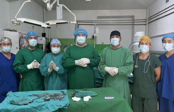 ГССҮТ-ийн алсын дуудлагын баг Ховд аймагт тархины хүнд гэмтэлтэй өвчтөнд яаралтай мэс засал хийлээ