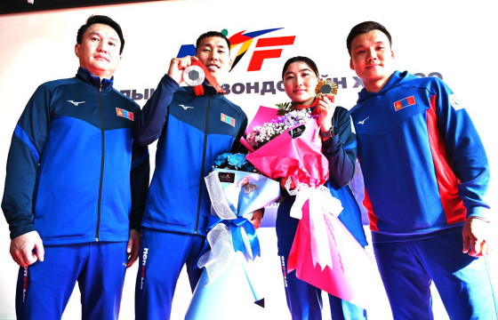 “ПАРИС-2024”: ПАРАЛИМПЫН МЕДАЛЬТНУУД БЭЛТГЭЛИЙН ЗААЛАНДАА ХҮРЭЛЦЭН ИРЖ ХҮНДЭТГЭЛ ҮЗҮҮЛЭВ