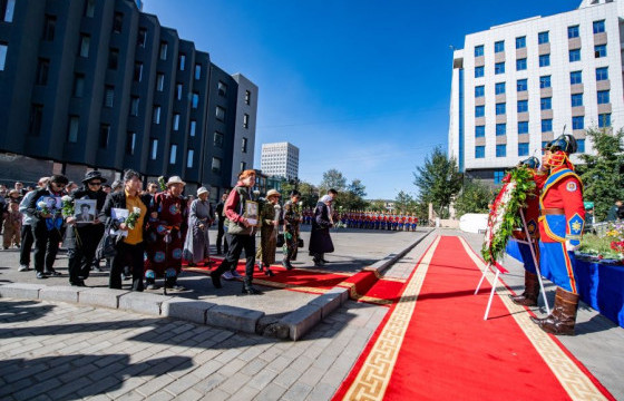 Хэлмэгдэгсдийн хөшөөнд цэцэг өргөж, хүндэтгэл үзүүллээ