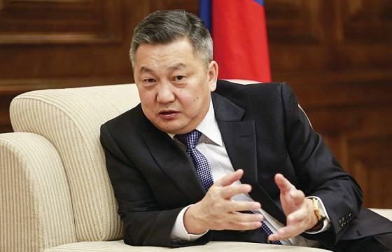 З.ЭНХБОЛД: Өвөрхангай аймагт долоо хонож байгаа хүн яаж алх бариад бродюр хагалах вэ дээ