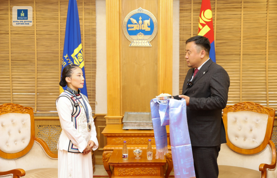 Б.Баасанхүүд гурван өрөө байр бэлэглэжээ