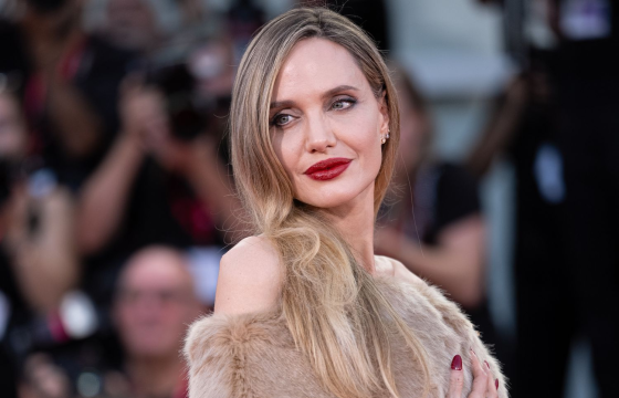 АНЖЕЛИНА ЖОЛИ: ДӨНГӨЖ 50 НАСНЫ БОСГО ДАВААД Л ДУУСГАВАР БОЛНО ГЭЖ БОДОХГҮЙ БАЙНА. БИ ИЛҮҮ ИХ ЗҮЙЛ ҮЗЭЖ, ТУУЛЖ, БҮТЭЭНЭ ГЭДЭГТЭЭ ИТГЭДЭГ