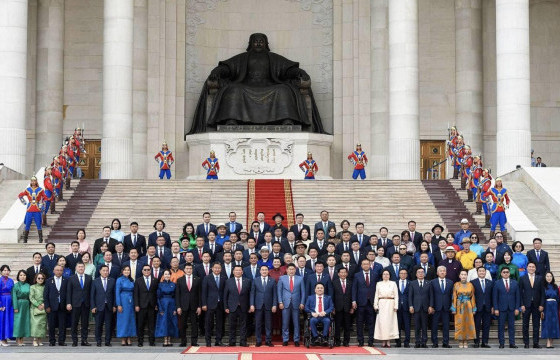 АХ НАРАА ГИШҮҮН БОЛГОСОН ДҮҮ НАРТАА ТӨЛӨӨЛӨГЧИЙН СУУДАЛ ӨГӨХ ГЭЭД УИХ-ЫН ГИШҮҮД ТАЛ ТАЛД УРАЛДАЖ БАЙНА