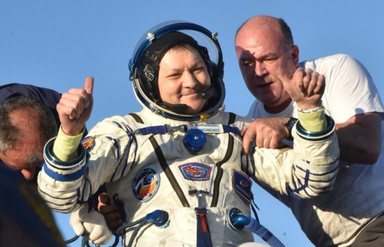 Сансарт өнгөрүүлсэн хугацаагаараа дээд амжилт тогтоосон Орос, Америкийн сансрын нисгэгчдийн баг дэлхийд газарджээ