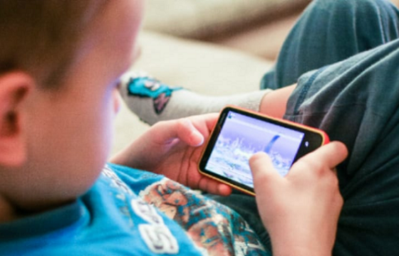 ДЭМБ: 10 хүүхэд тутмын нэг нь гар утас, компьютер тоглоомоос хамааралтай байна