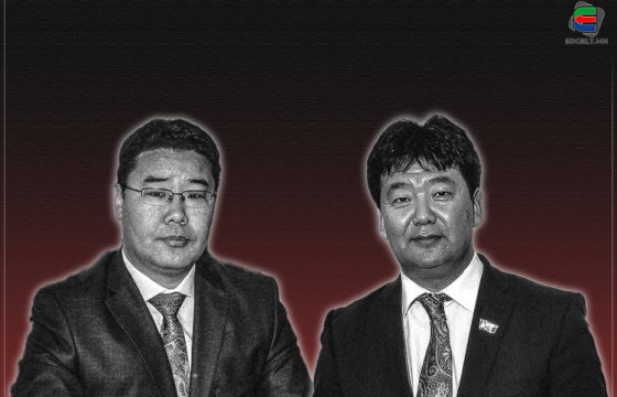 УИХ-ЫН ГИШҮҮН Ж.БАТСУУРИЙН ДҮҮД ХУУЛЬ БУСААР ГАЗАР ОЛГОЖ, АВЛИГА АВСАН ХЭРГЭЭР ШАЛГАГДАЖ БУЙ СҮХБААТАР АЙМГИЙН ЗАСАГ ДАРГА М.ИДЭРБАТ, ТЕНДЕР ТҮҮЖ, ГАДААДАД АЯЛАДАГ ГЭХ ИТХ-ЫН ДАРГА Д.ХОСБАЯР НАРТАЙ ТАНИЛЦ