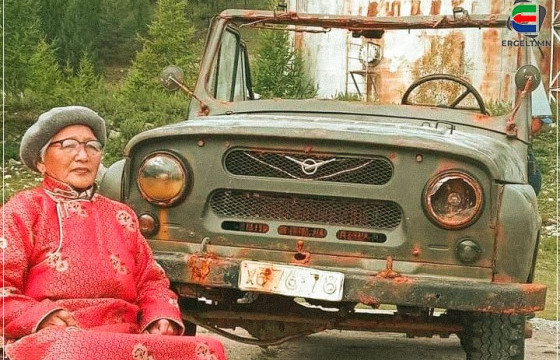 ДАЛАЙД ЖИВСЭН ДӨРВӨН ХҮНИЙХЭЭ ЦОГЦОС, МАШИНЫГ ГАРГАЧИХ ЮМ САН ГЭЖ 44 ЖИЛ АМЬДЫН ТАМД БАЙЛАА ДАА, ЭГЧ НЬ