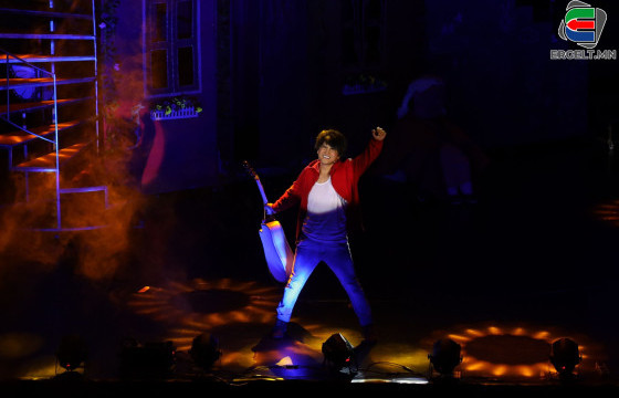 Г.ГАНДӨШ: “НАМАЙГ ДУРСААРАЙ, КОКО” ЖҮЖГЭЭРЭЭ ХҮҮХДҮҮДЭД ГЭР БҮЛ ХАМГИЙН НАНДИН НЬ, ТЭДЭНТЭЙГЭЭ ЯРИЛЦДАГ БАЙГААРАЙ ГЭСЭН САНААГ ХҮРГЭНЭ