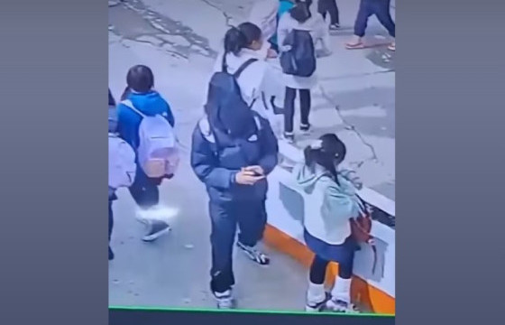 Сургуулийн гадаа сурагчдын гар утас хулгайлсан этгээдийг тогтоон шалгаж байна