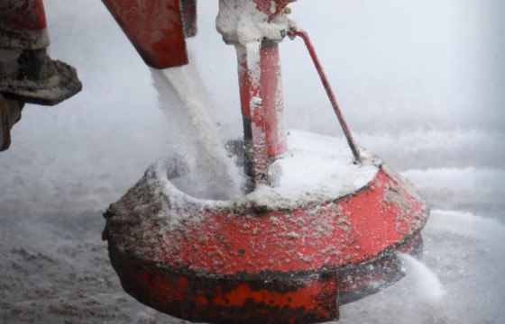 Өнгөрсөн шөнө хотын гудамж, замуудад 425 тонн давс, 83 тонн бодис цацжээ