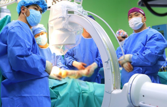 ГССҮТ-ийн эмч нар ясны хорт хавдартай хэсгийг бүрэн авч, хиймэл яс, үе суулгах мэс засал хийлээ