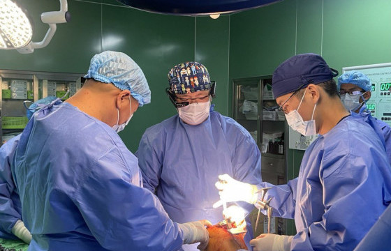 I эмнэлэг хиймэл оюун ухааны тусламжтайгаар өвдөгний үе сольж эхэллээ