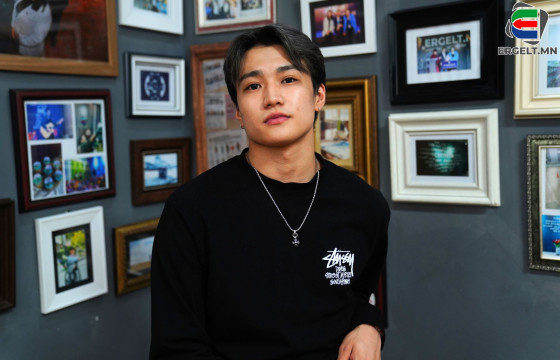 З.ЧИНГҮҮН буюу YAMAKASI: BTS ХАМТЛАГИЙНХНЫГ ДАГАЖ БҮЖИГЛЭДЭГ БАЙСАН ХҮҮХЭД СОЛОНГОСЫН ТАЙЗАН ДЭЭР ХАМТ БҮЖИГЛЭЖ БАЙГААГАА МЭДРЭХ ҮНЭХЭЭР САЙХАН БАЙСАН