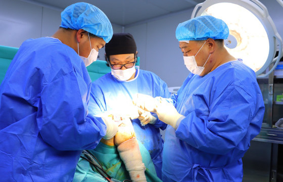 ГССҮТ-ийн эмч нар үений гадаргуу мөгөөрсийг шилжүүлэх технологийг нэвтрүүллээ