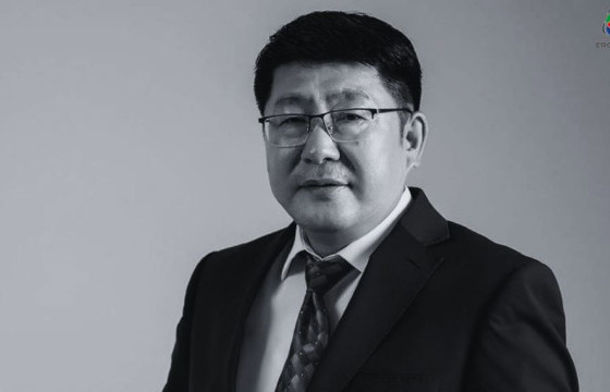 ЭРЧИМ ХҮЧНИЙ САЙД Б.ЧОЙЖИЛСҮРЭНГИЙН 10 ЖИЛИЙН НАЙЗ, “ЭРЧИМ ХҮЧНИЙ ҮНДЭСНИЙ ТӨВ” ТӨХК-ИЙН ЗАХИРАЛ Д.БЯМБАСҮРЭН НҮХТИЙН АМАНД ХАУС ХОТХОН БАРЬЖ БАЙНА