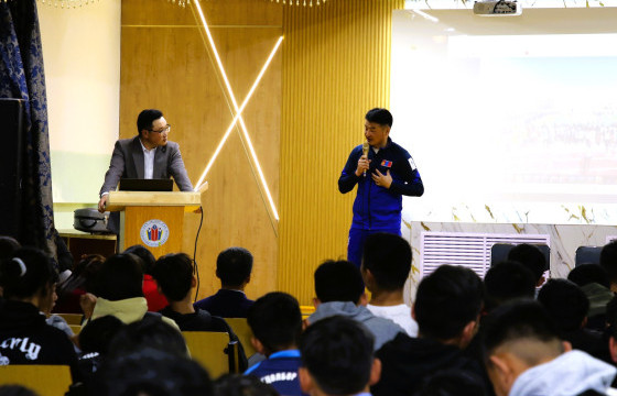 Д.Отгондалай сурагчидтай уулзалт, ярилцлага хийв