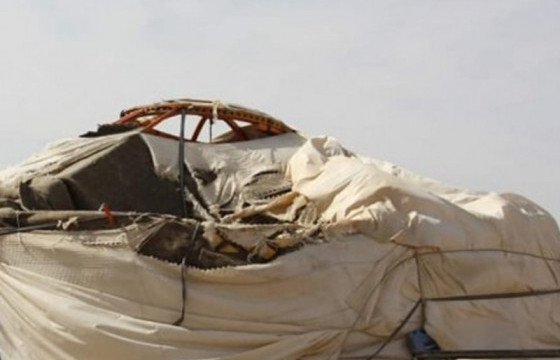 Хүчтэй шуурсны улмаас амбаарын дээвэр хууларч, гэр дээр унажээ