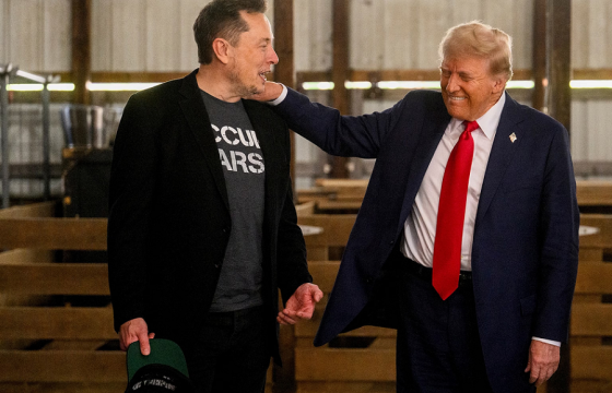 Д.Трамп шинэ багаа бүрдүүлж байна