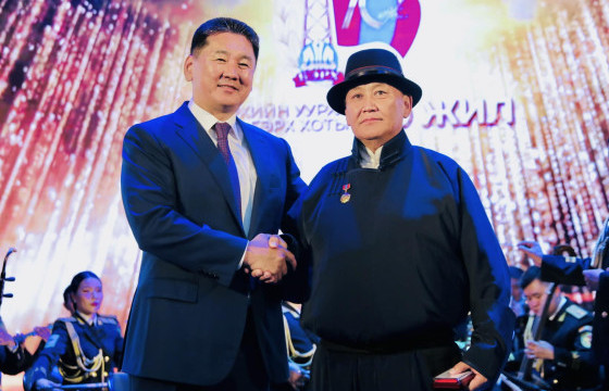 Гүйцэтгэх захирлын үүргийг түр орлон гүйцэтгэгч Цэрэндоржийн Лхагвасүрэнг Үйлчилгээний гавьяат ажилтан цолоор шагналаа