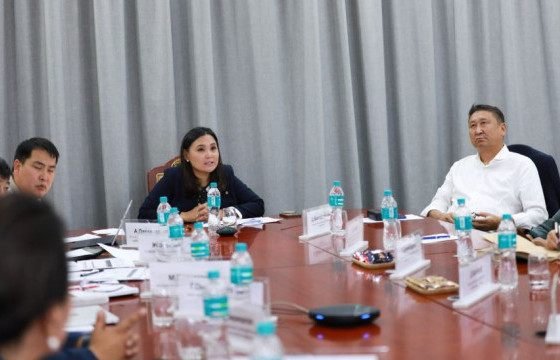 ССАЖЗ-ЫН САЙД Ч.НОМИН АЯЛАЛ ЖУУЛЧЛАЛЫН МЭРГЭЖЛИЙН ХОЛБООНЫ ТӨЛӨӨЛЛИЙГ ХҮЛЭЭН АВЧ УУЛЗЛАА