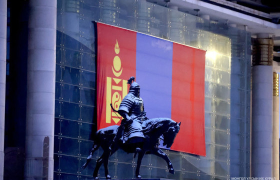 Монгол Улсын төрийн далбааг мандуулж, жанжин Д.Сүхбаатарын хөшөөнд цэцэг өргөв