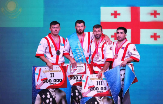 Б.Жандос казах күрес бөхөөр мөнгө, хүрэл медаль хүртжээ