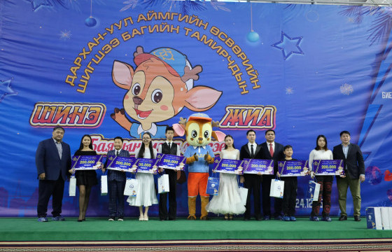 Дархан-Уул аймгийн Засаг дарга өсвөрийн тамирчдыг шагнаж, урамшуулав