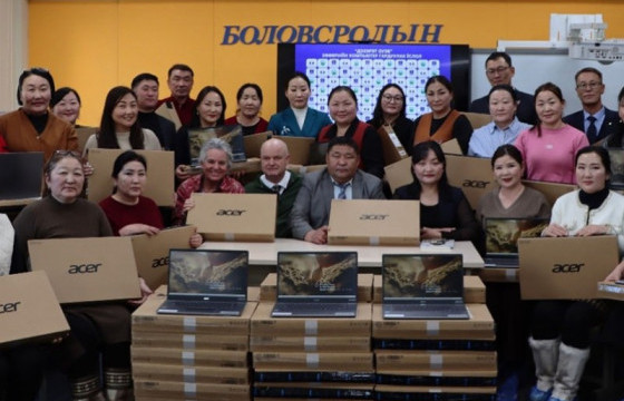 Алслагдсан сумдын 95 сургуульд зөөврийн компьютер өгчээ