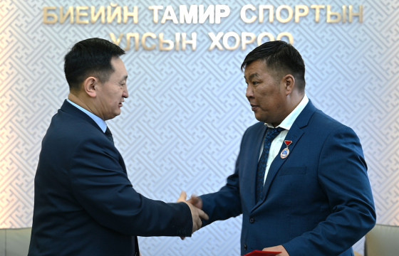 У.Батмөнх, Ж.Долгорсүрэн нарыг төрийн одон медалиар шагнав