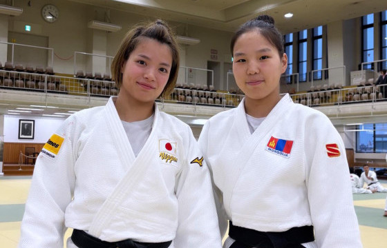 ЭНЭ ӨДӨР ДЭЛХИЙН АВАРГА Т.АРИУНЗАЯА МЭНДЭЛЖЭЭ