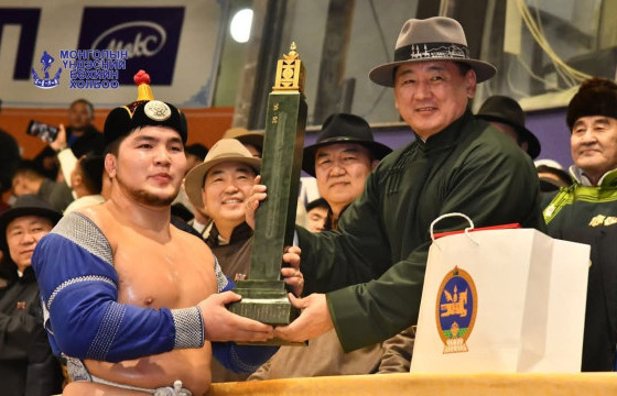 Улсын начин Э.Батмагнай: Өнгөрсөн жил бэртлээсээ болоод буйдан дээрээ өндөлзөж суусан бол өнөөдөр Ерөнхийлөгчийн цомыг өргөөд сууж байна