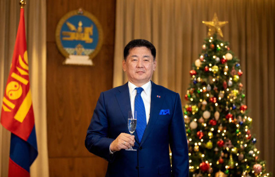 Ерөнхийлөгч У.Хүрэлсүх: Шинэ оны мэнд хүргэж, ирж буй ондоо эрүүл чийрэг, идэр жавхаатай, эрч хүчтэй, эв эетэй байхын өлзийтэй сайхан ерөөлийг өргөн дэвшүүлье